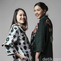 Wardrobe: Mel Ahyar First. Fotografer: Zaky Akbar. Makeup Artist: Tim Wardah Cosmetics. Stylist: Alissa Safiera dan Daniel Ngantung. Model: Carline Darjanto dan Ria Sarwono (Cottonink).