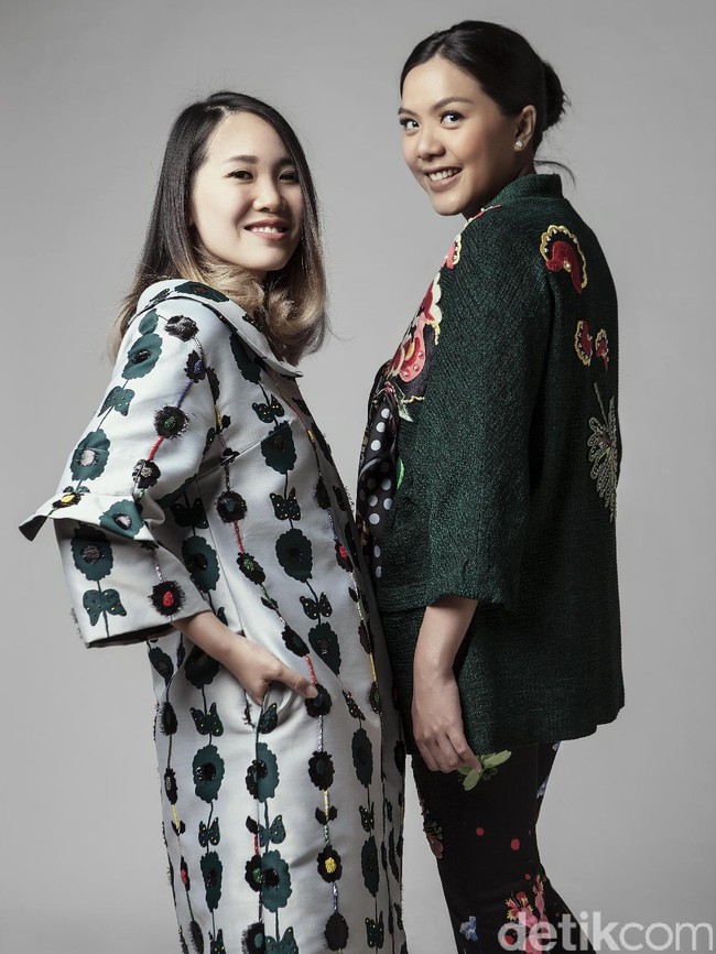 Wardrobe: Mel Ahyar First. Fotografer: Zaky Akbar. Makeup Artist: Tim Wardah Cosmetics. Stylist: Alissa Safiera dan Daniel Ngantung. Model: Carline Darjanto dan Ria Sarwono (Cottonink).