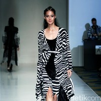 Barli Asmara memeragakan koleksi terbarunya di IPMI Trend Show 2017. The Hall Lt.8 Senayan City.Jakarta. [Foto: Mohammad Abduh/Wolipop]