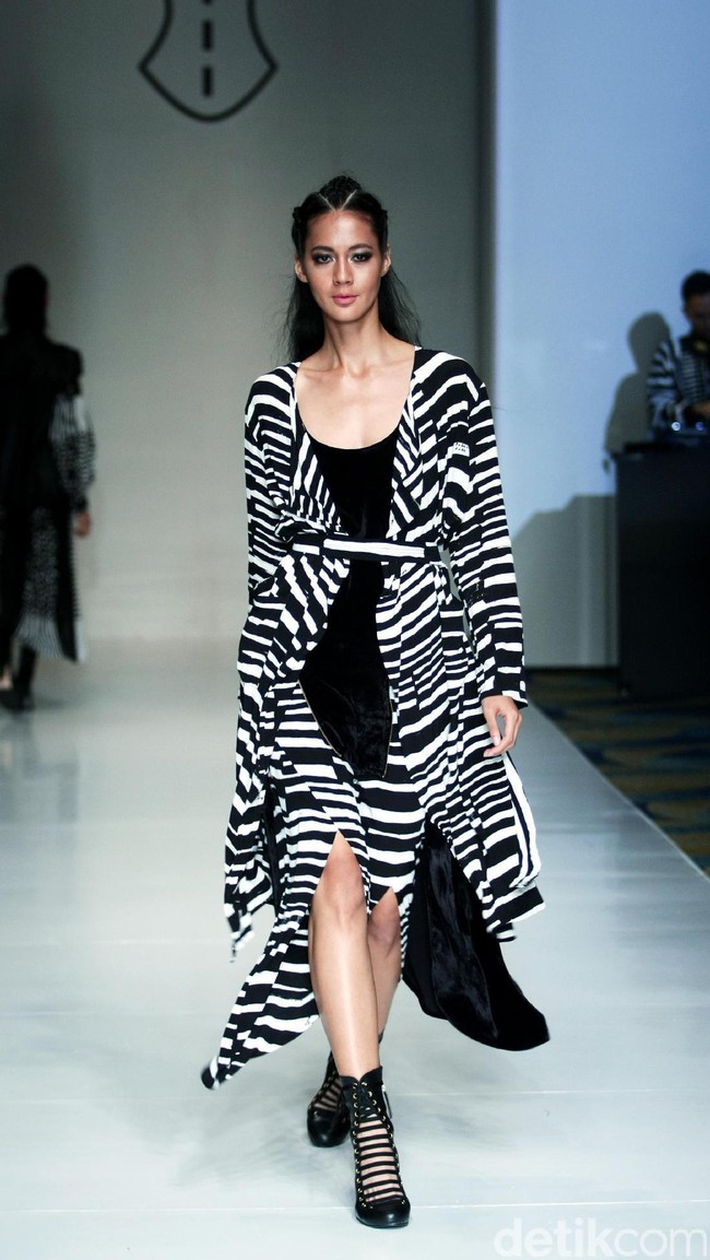 Barli Asmara memeragakan koleksi terbarunya di IPMI Trend Show 2017. The Hall Lt.8 Senayan City.Jakarta. [Foto: Mohammad Abduh/Wolipop]