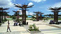 Di halaman depan masjid yang luas, traveler bisa memarkirkan kendaraan. Ada pula tiang-tiang penghias dari kayu yang berdiri gagah menambah keindahan Masjid Agung Waisai (Wahyu/detikTravel)
