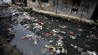 Sampah yang menumpuk itu didominasi oleh plastik.