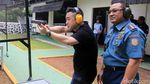 Latihan Menembak Para Pengusaha Muda
