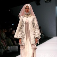 Koleksi Irna Laperle by Irna Mutiara yang bertajuk Ibun Sawarga di Jakarta Fashion Week 2017. senayan City. Jakarta. [Foto: Mohammad Abduh/Wolipop]