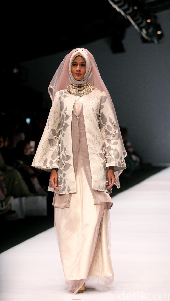 Koleksi Irna Laperle by Irna Mutiara yang bertajuk Ibun Sawarga di Jakarta Fashion Week 2017. senayan City. Jakarta. [Foto: Mohammad Abduh/Wolipop]
