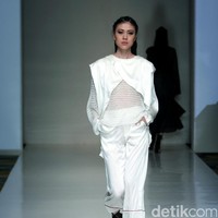 Barli Asmara memeragakan koleksi terbarunya di IPMI Trend Show 2017. The Hall Lt.8 Senayan City.Jakarta. [Foto: Mohammad Abduh/Wolipop]