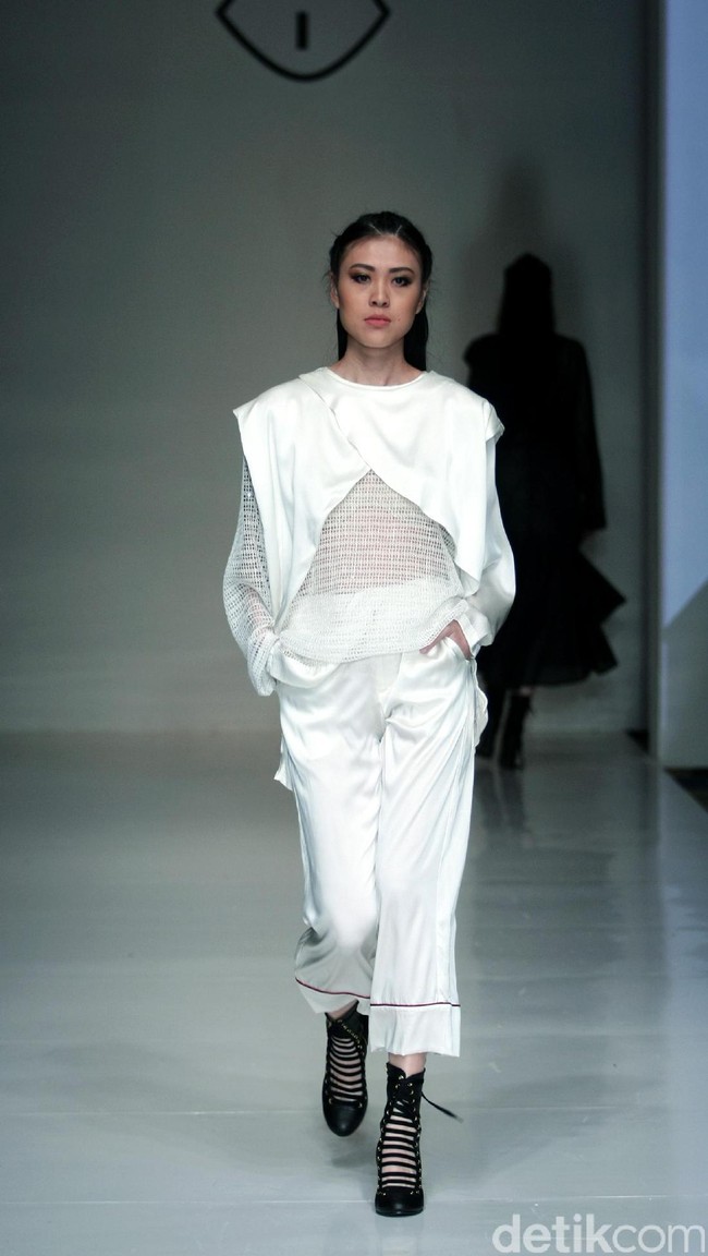Barli Asmara memeragakan koleksi terbarunya di IPMI Trend Show 2017. The Hall Lt.8 Senayan City.Jakarta. [Foto: Mohammad Abduh/Wolipop]