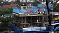 Para pekerja membangun tiang pancang MRT.