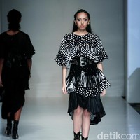Barli Asmara memeragakan koleksi terbarunya di IPMI Trend Show 2017. The Hall Lt.8 Senayan City.Jakarta. [Foto: Mohammad Abduh/Wolipop]