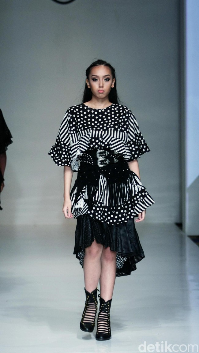 Barli Asmara memeragakan koleksi terbarunya di IPMI Trend Show 2017. The Hall Lt.8 Senayan City.Jakarta. [Foto: Mohammad Abduh/Wolipop]