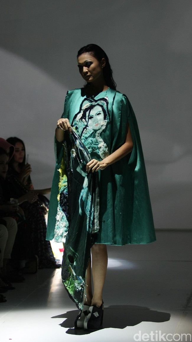 Koleksi Mel Ahyar mengkangkat tema Kini Abadi di IPMI Trend Show 2017. The Hall Lt.8 Senayan City. Jakarta. [Foto: Mohammad Abduh/Wolipop]