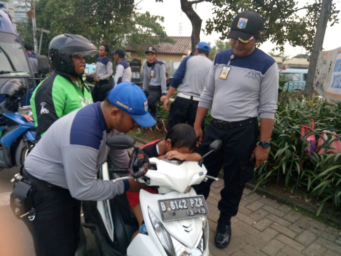 Berkat Sopir Ojek Online dan Medsos, Anak Hilang Ini Bertemu Orang Tuanya