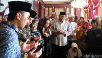 SBY berdoa untuk almarhum.