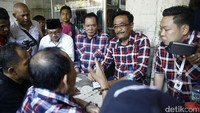 Rusun Penjaringan dikosongkan karena hendak diperbaiki Pemprov DKI. Kondisi rusun memang amat memperihatinkan dan terlihat rapuh. Banyak temboknya yang sudah mulai dibongkar.