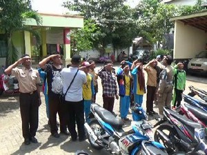 Begini Cara Satpol Probolinggo Hukum Pelajar yang Bolos Sekolah