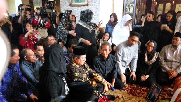 SBY dan Boediono Melayat ke Rumah Duka Sutan Bhatoegana