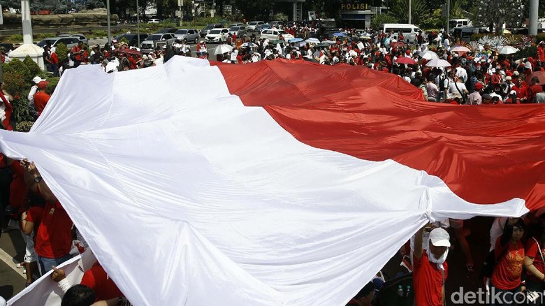 Bendera Merah Putih Raksasa di Antara Ribuan Orang di 
