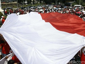 Bendera Merah Putih Raksasa di Antara Ribuan Orang di Parade Kebhinnekaan