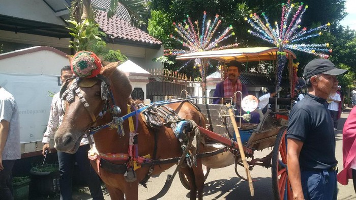 Di Ragunan, Anies Naik Delman Menuju Lokasi Kampanye