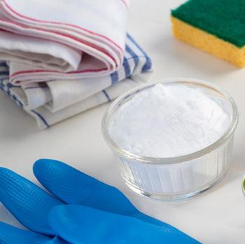 Campuran baking soda dengan air bisa digunakan sebagai bahan deodoran alami.