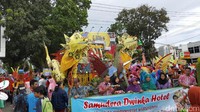 Tidak kalah dengan acara Jember Batik Carival dan lainnya, Karnaval Batik Nusantara 2016 juga sangat menarik untuk dilihat saat sedang liburan ke Bengkulu. Sangat meriah! (Fitraya/detikTravel)