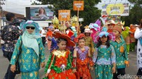 Jelang siang hari, kirab pun digelar. Pawai panjang ini diikuti 210 sekolah, instansi pemerintahan dan pihak swasta (Fitraya/detikTravel)