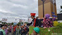 5. Ada beberapa mobil hias. Kemudian peserta banyak juga yang memakai kostum karnaval yang heboh. Semua anak sekolah yang hadir memakai seragam batik masing-masing  (Fitraya/detikTravel)