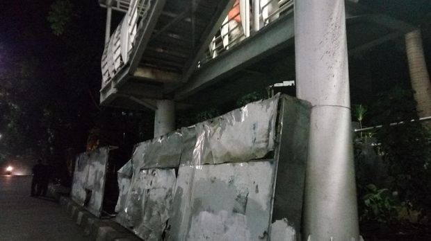 Papan reklame yang sudah diturunkan