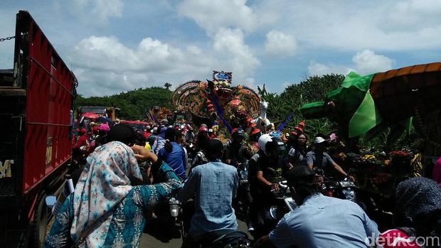 Warga yang memadati Jalur Lintas Selatan (Aminudin/detikTravel)