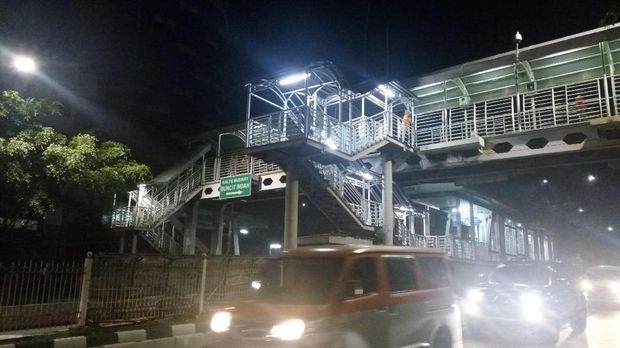 Lalu lintas pada saat reklame dibongkar