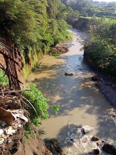 Pak Bupati Blitar, Lima Rumah ini Rawan Ambrol ke Sungai