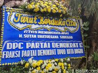 Rumah Duka Sutan Bhatoegana Bertabur Karangan Bunga