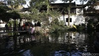 Taman ini menempati area seluas 23.300 meter persegi atau sekitar 5,8 are. Layaknya taman terkenal lain di Kota Suzhou, Lingering Garden punya pemandangan yang menakjubkan meski lokasinya cukup tertutup dalam area kecil (Agung/detikTravel)