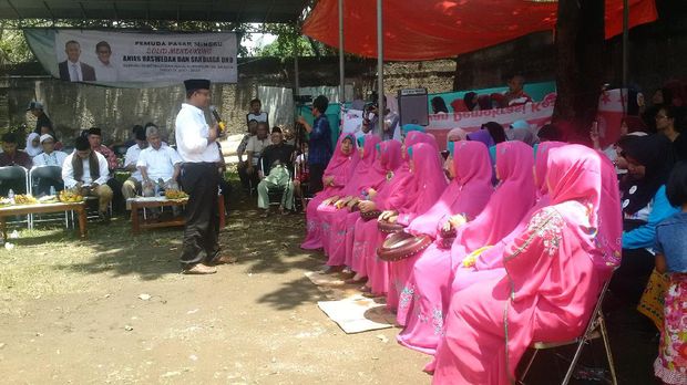 Di Ragunan, Anies Naik Delman Menuju Tempat Kampanye