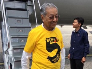 Pakai Kaos Kuning, Mahathir Mohamad Ikut Aksi Demo Bersih di Kuala Lumpur
