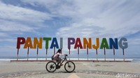 Di bagian depan pantai, ada papan nama Pantai Panjang dengan warna pelangi yang asyik untuk latar belakang foto selfie. Spot ini pun jadi tempat favorit wisatawan lokal untuk berfoto (Fitraya/detikTravel)