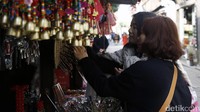 Traveler bisa membeli aneka pernak-pernik yang lucu di Shantang Street. Sekadar info, harganya murah-murah lho (Agung/detikTravel