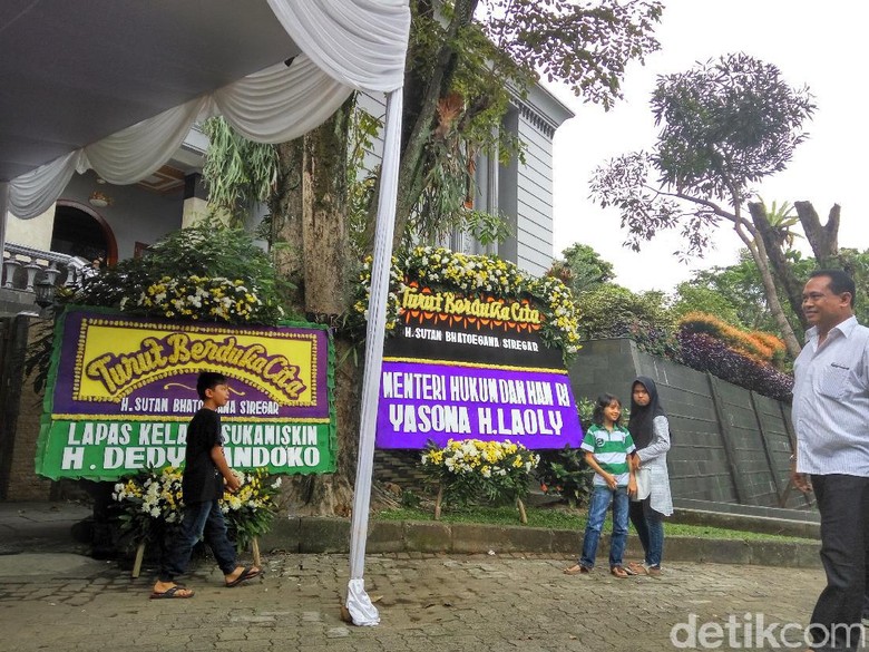Rumah Duka Sutan Bhatoegana Bertabur Karangan Bunga Rumah Duka Sutan Bhatoegana Bertabur Karangan Bunga