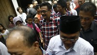 Setelah dari rusun, Djarot melanjutkan perjalanan mengelilingi wilayah RW 08 di Kelurahan Penjaringan tersebut.
