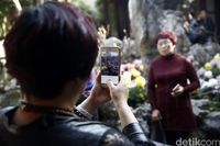 Wisatawan berfoto di Lingering Garden (Agung/detikTravel)