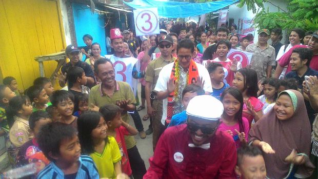 Kebiasaan Baru Anies-Sandiaga: Joget Bareng Pendukung Saat Kampanye