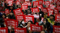 Puluhan ribu warga Korea Selatan melakukan demonstrasi di tengah Kota Seoul. Mereka menuntut Presiden Park Geun-hye mundur dari jabatannya atas dugaan skandal korupsi. REUTERS/Kim Hong-Ji.