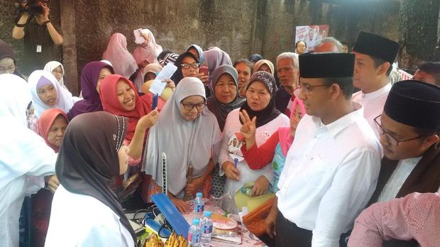 Di Ragunan, Anies Naik Delman Menuju Tempat Kampanye