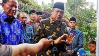 SBY tiba di rumah duka di Villa Duta, Jl Sipatahunan no 26 Bogor pukul 14.30 WIB. Dia datang didampingi oleh isterinya Ani Yudhoyono dan putera keduanya Edhie Baskoro Yudhoyono (Ibas).