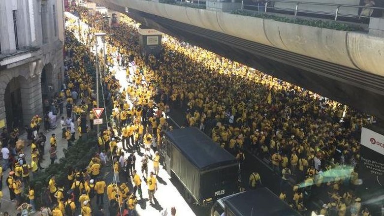 Ribuan Demonstran Kaos Kuning Banjiri Kuala Lumpur, Serukan PM Najib Mundur Ribuan Demonstran Kaos Kuning Banjiri Kuala Lumpur, Serukan PM Najib Mundur
