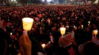Dalam aksinya, mereka menyalakan lilin. REUTERS/Kim Kyung-Hoon.