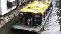 Di Shantang Street ada sebuah kanal yang dibangun oleh Bai Juyi, seorang penyair dan Cishi atau gubernur prefektur Suzhou. Kanal ini digunakan sebagai jalur transportasi antara Huqiu dan pusat Kota Suzhou (Agung/detikTravel)
