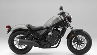 Kedua motor cruiser ini dianggap sangat cocok untuk pengendara pemula dan lebih pendek. Maklum, motor ini memiliki jok setinggi 685 mm.