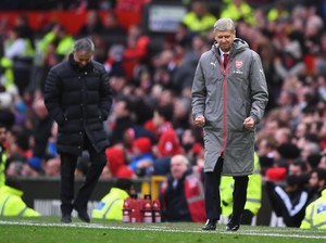 Tentang Jabat Tangan Mourinho-Wenger di Old Trafford