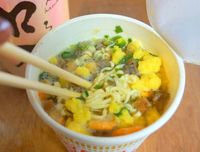 Wah, di Jepang Kini Sedang Tren Memadukan Sake dengan Ramen Instan